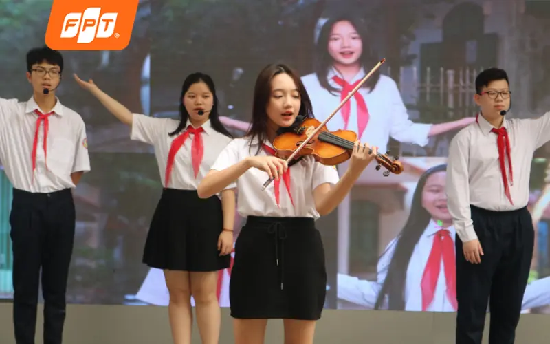 học sinh biểu diễn bài hát tựu trường