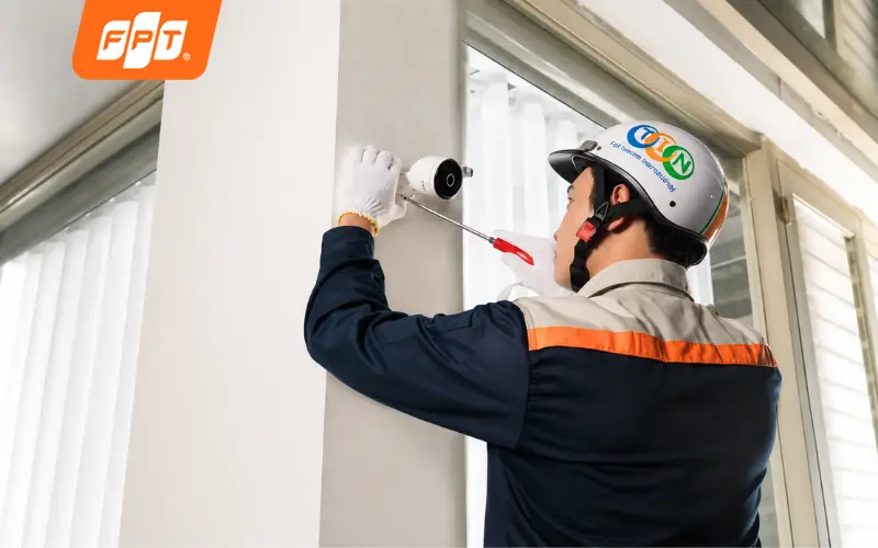 Kỹ thuật viên FPT Telecom hỗ trợ lắp đặt thiết bị nhanh chóng