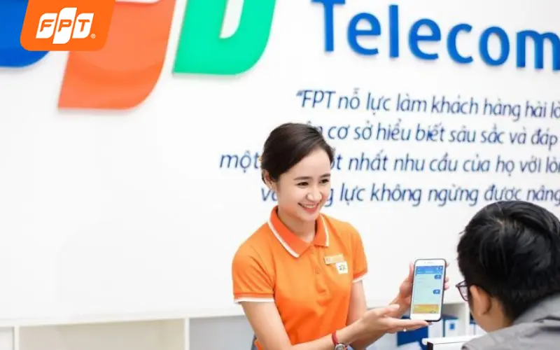 Kỹ thuật viên FPT Telecom khảo sát hạ tầng và hỗ trợ bàn giao lắp đặt gói Wifi 7 10Gbps tận nhà