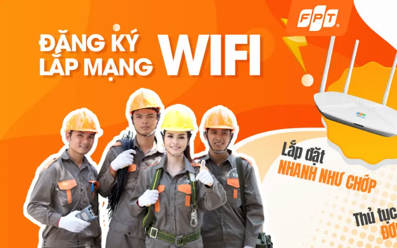 Kỹ thuật viên FPT Telecom hỗ trợ lắp đặt nhanh chóng modem Wifi 6 và 2 Access Point tận nhà cho khách hàng