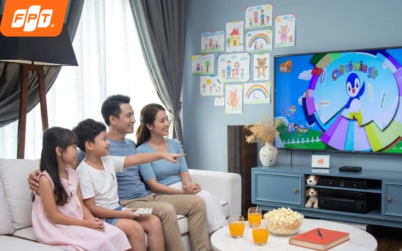 Gia đình sử dụng mạng cáp quang FPT Wifi 6 cho nhu cầu giải trí và làm việc tại phường Phú Lâm