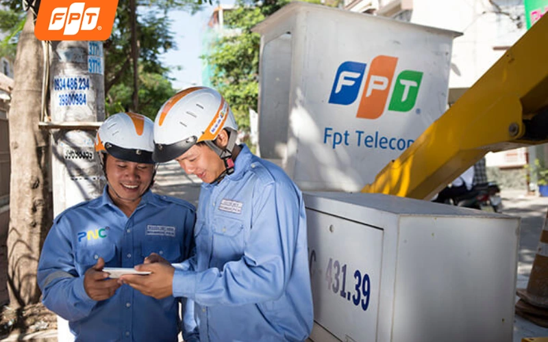 Kỹ thuật viên FPT Telecom triển khai kéo cáp quang và hỗ trợ lắp đặt mạng tận nhà trong 24h