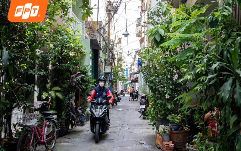 FPT Telecom kéo cáp quang FTTH đến hộ dân trong hẻm sâu phường Chánh Hưng
