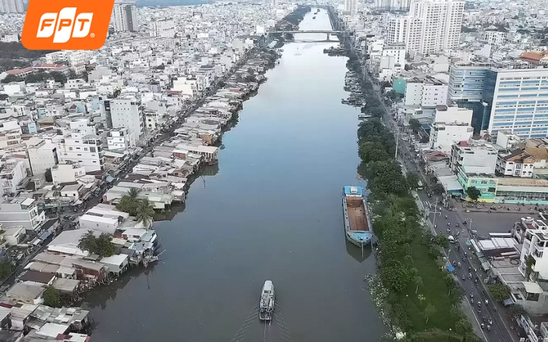 Cáp quang FPT phủ sóng hộ dân và cơ sở kinh doanh ven kênh Tẻ phường Phú Định