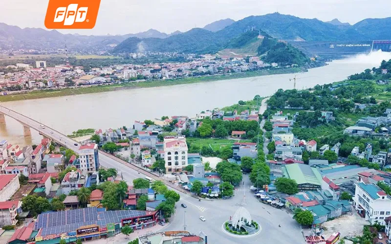 Khu dân cư đông đúc và các cơ sở giáo dục gần trường đua Phú Thọ tại phường Phú Thọ