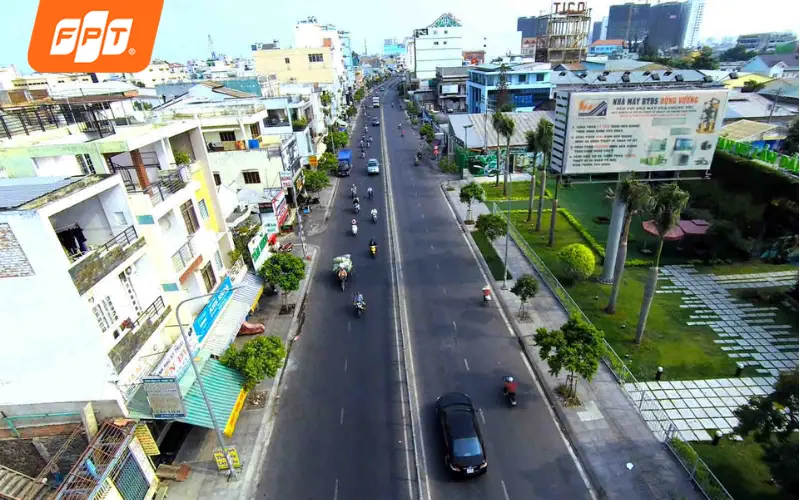 Tuyến đường Lũy Bán Bích đông đúc cửa hàng, phường Tân Phú