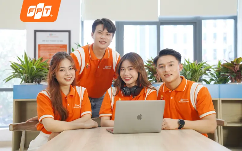 Nhóm sinh viên cùng nhau học online tại phòng trọ ở Linh Xuân