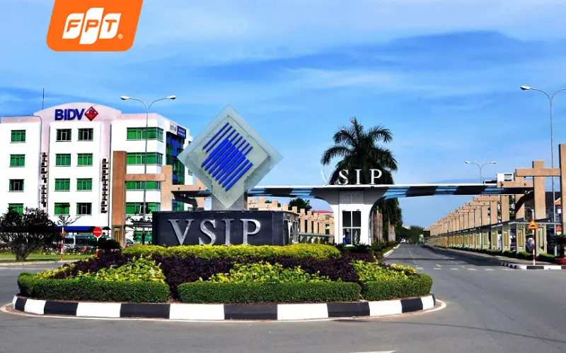 Khu dịch vụ Cổng Xanh trên đường ĐT742 cạnh khu công nghiệp VSIP II, phường Vĩnh Tân