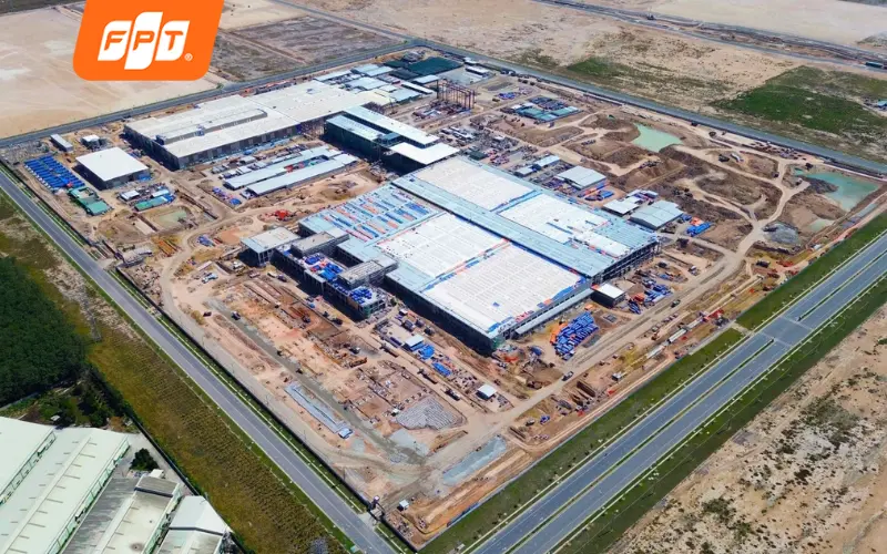 Vườn cây ăn trái và tuyến ĐT747 dẫn vào khu công nghiệp VSIP III, phường Bình Cơ