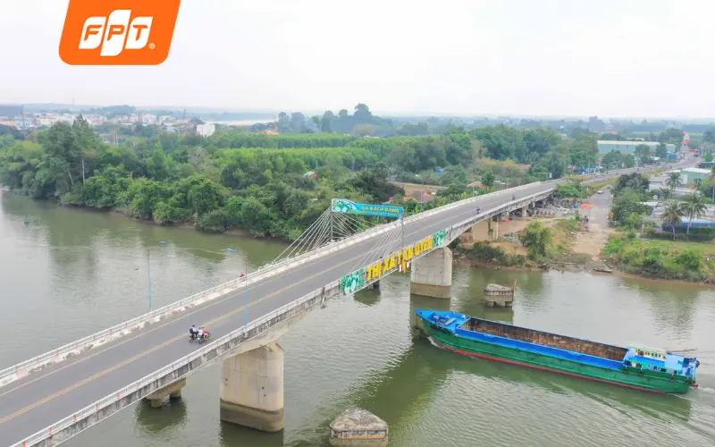 Vườn bưởi và bến sông tại cù lao Bạch Đằng bên sông Đồng Nai, phường Tân Uyên