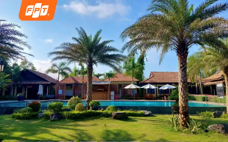 Homestay ven biển Cần Giờ với bảng hiệu wifi miễn phí, khách du lịch đang check-in