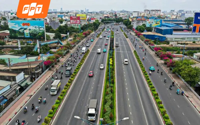 Khu dân cư và cửa hàng dọc tuyến đường chính tại Bà Điểm gần khu vực sân bay Tân Sơn Nhất