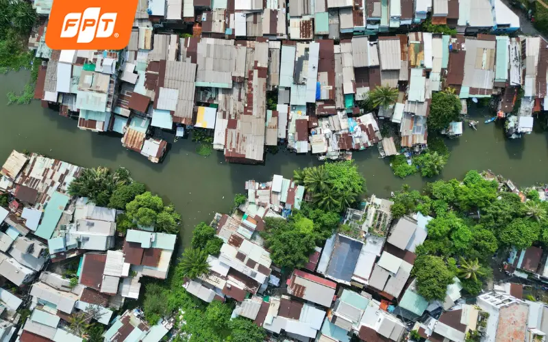 Khu dân cư ven kênh rạch tại Nhà Bè với cây xanh và nhà phố hiện đại