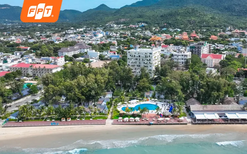 Tuyến đường ven biển Long Hải với khách sạn, homestay và nhà hàng hải sản, có biểu tượng wifi FPT và logo FPT Telecom