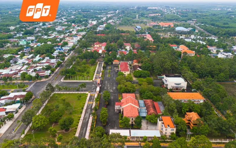 Khu dân cư trung tâm xã Dầu Tiếng nhìn từ trên cao, có biểu tượng wifi FPT và logo FPT Telecom