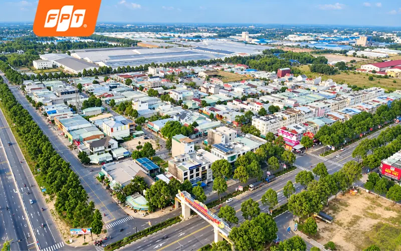 Kỹ thuật viên FPT kéo cáp lắp internet Wifi tại một ấp thuộc xã Bàu Bàng.