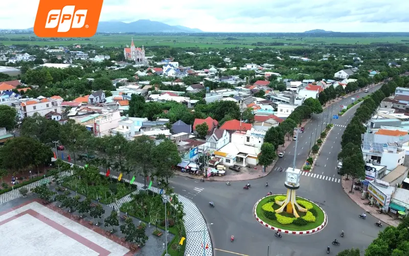 Cáp quang FPT phủ sóng trung tâm Long Đất cũ dọc Quốc lộ 55 tại xã Đất Đỏ.