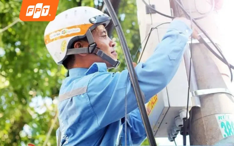 Kỹ thuật viên FPT lắp modem và Access Point tại nhà vườn ven đường 329 xã Hòa Hiệp.