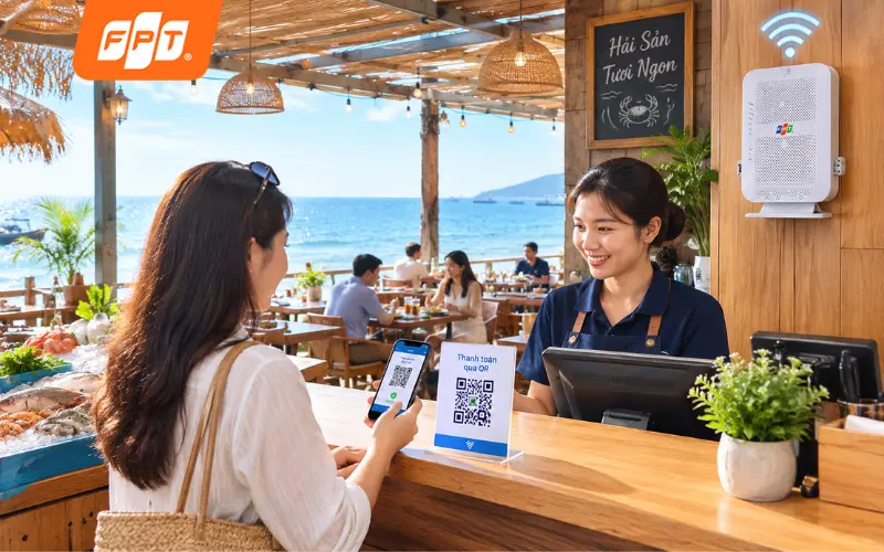 Nhân viên nhà hàng hải sản ven biển Bình Châu dùng wifi FPT để thanh toán qua mã QR.