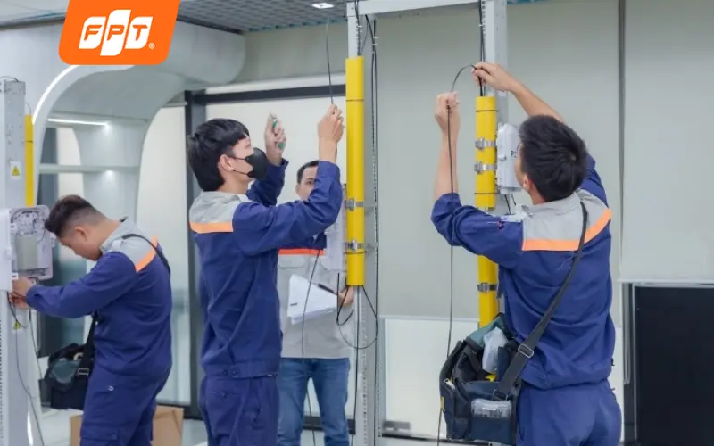 Kỹ thuật viên FPT lắp đặt wifi tại nhà nghỉ ở xã Bình Châu.